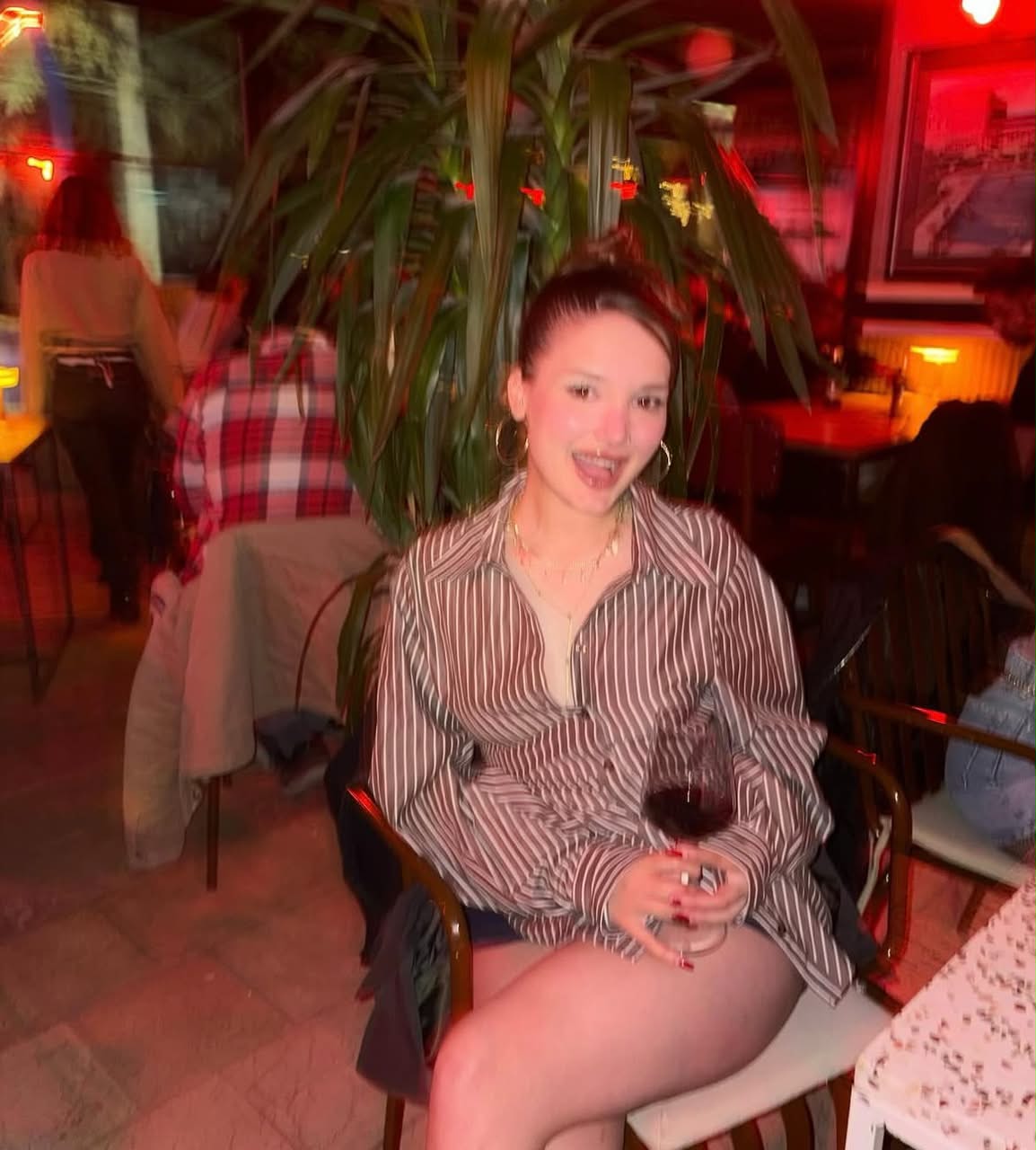 Dikbıyık Yabancı Bayan Escort Nehir